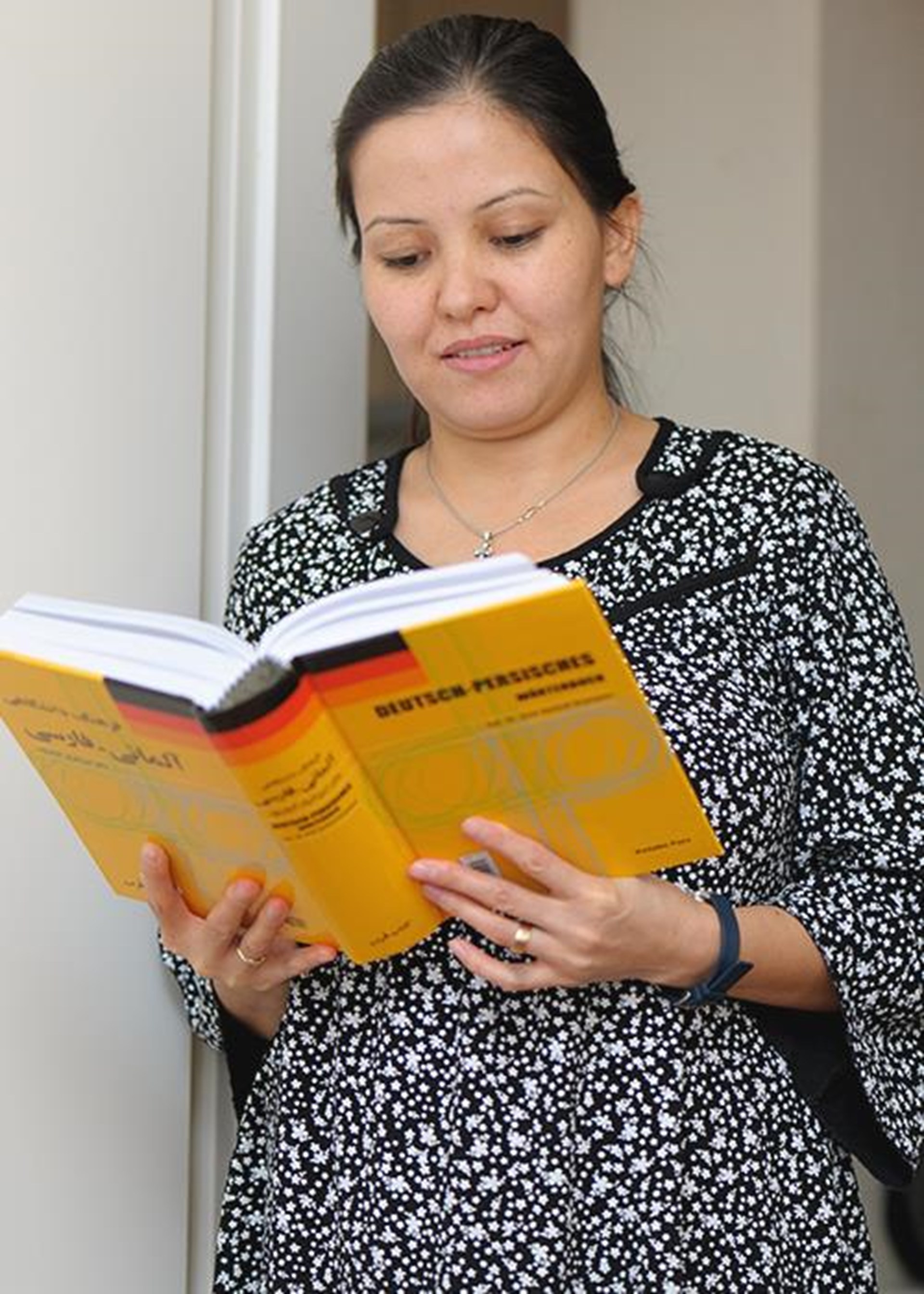 Frau mit Wörterbuch Deutsch-Persisch