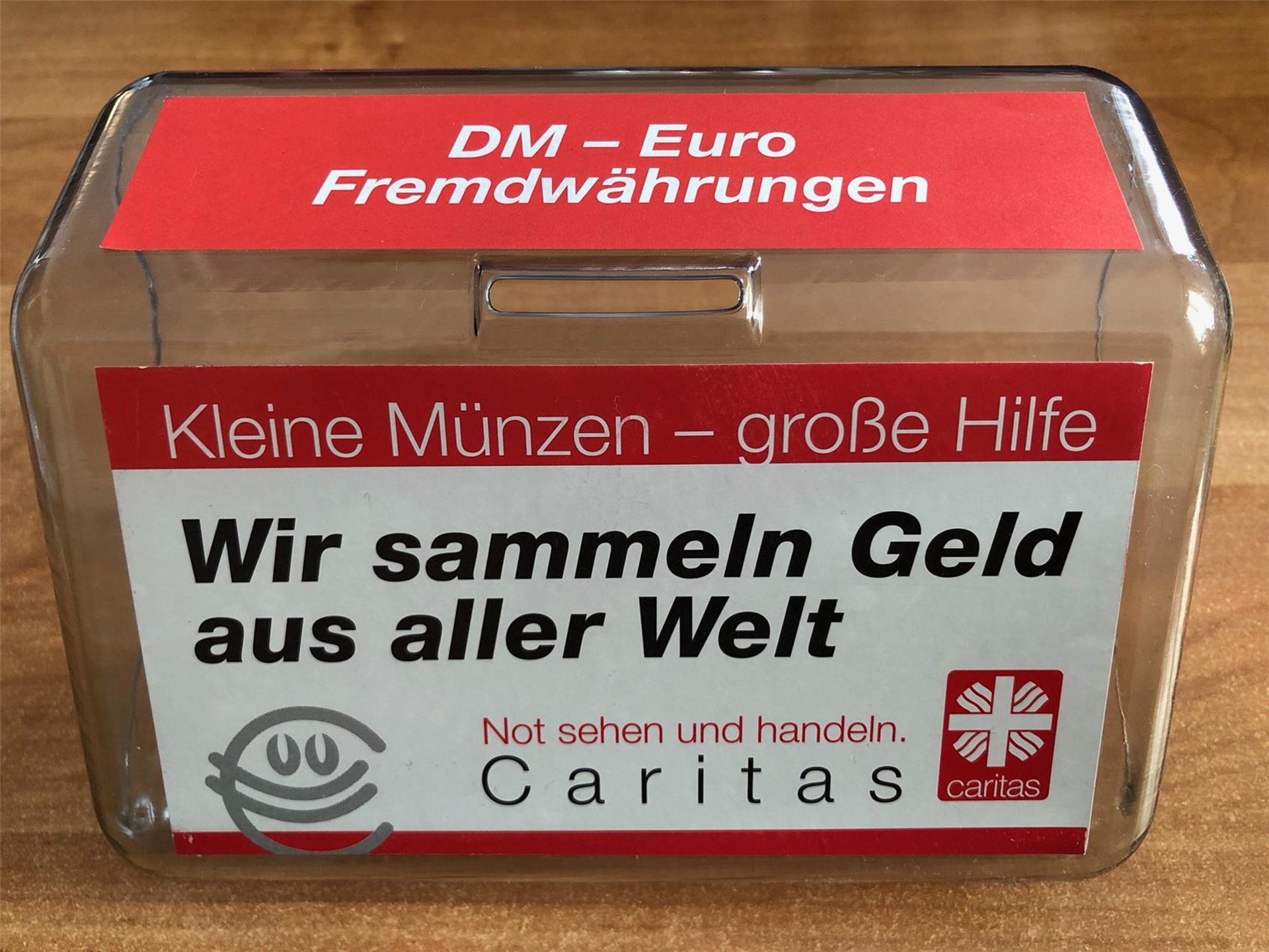 Leere Sammelbox von der Caritas-Aktion "Kleine Münzen - große Hilfe"